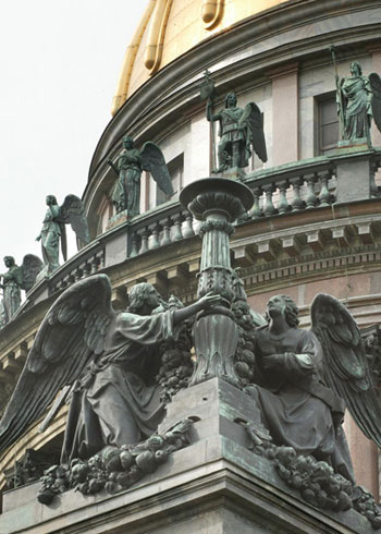 Ангелы со светильником. Скульптурная группа на углу аттика. 1850-1855. Скульптор И.П.Витали