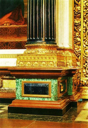 Фрагмент интерьера Исаакиевского собора. Лазурит и малахит.